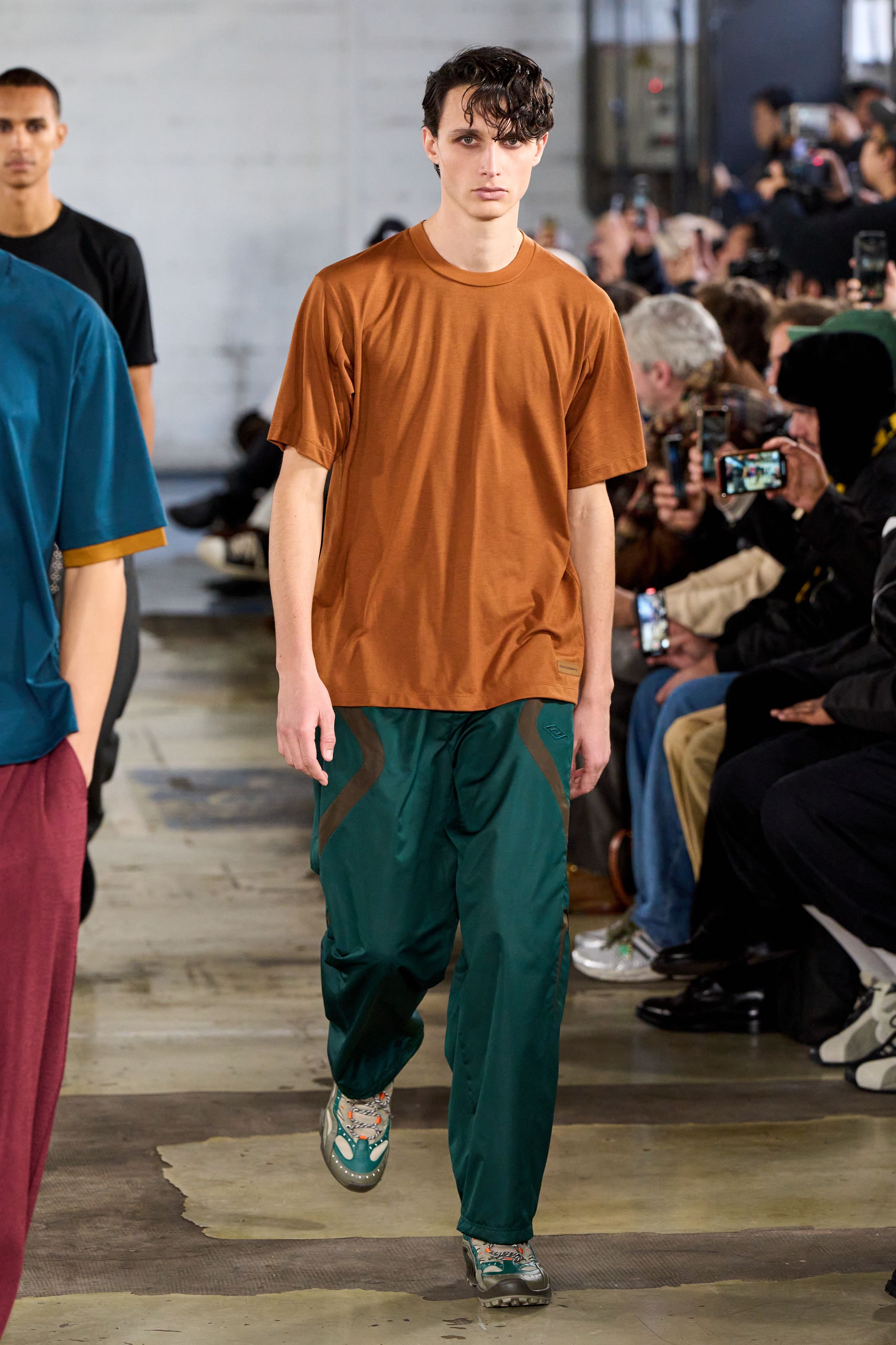 White Mountaineering 2026秋冬将机能设计推进至更系统化的日常层面。层叠式羽绒、模块化外套与统一色谱构建出高度秩序感的造型队列，强调服装在真实环境中的适应能力。系列摒弃噱头，以材料、结构与穿着逻辑取胜，是机能风从“视觉标签”向“生活系统”转化的成熟样本-顽石频道趋势研究